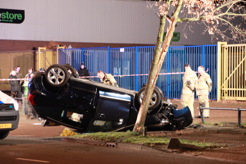 Auto belandt op zijn dak