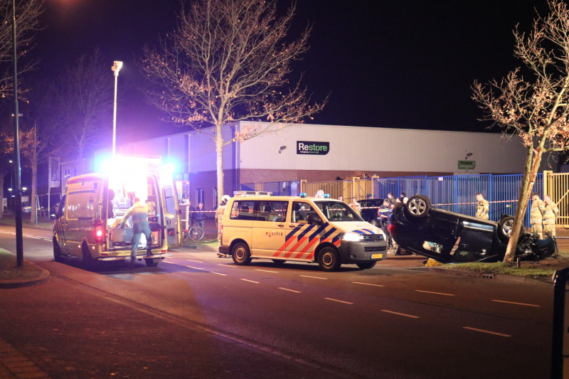 Auto belandt op zijn dak