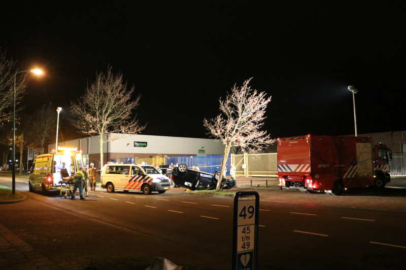 Auto belandt op zijn dak