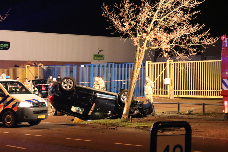 Auto belandt op zijn dak