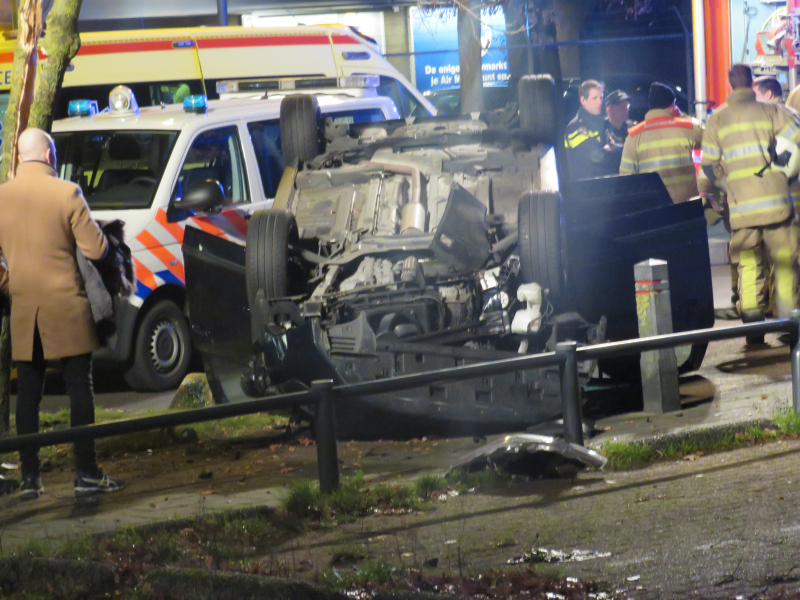 Auto belandt op zijn dak