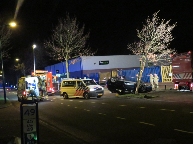 Auto belandt op zijn dak