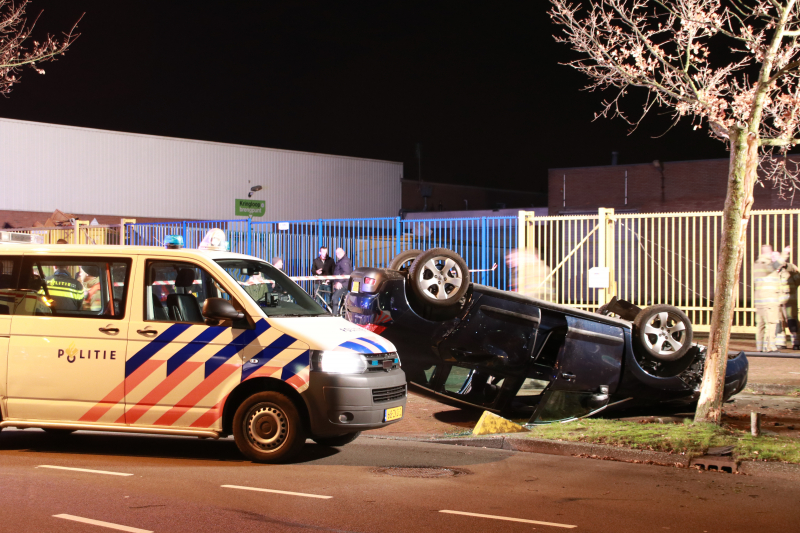 Auto belandt op zijn dak