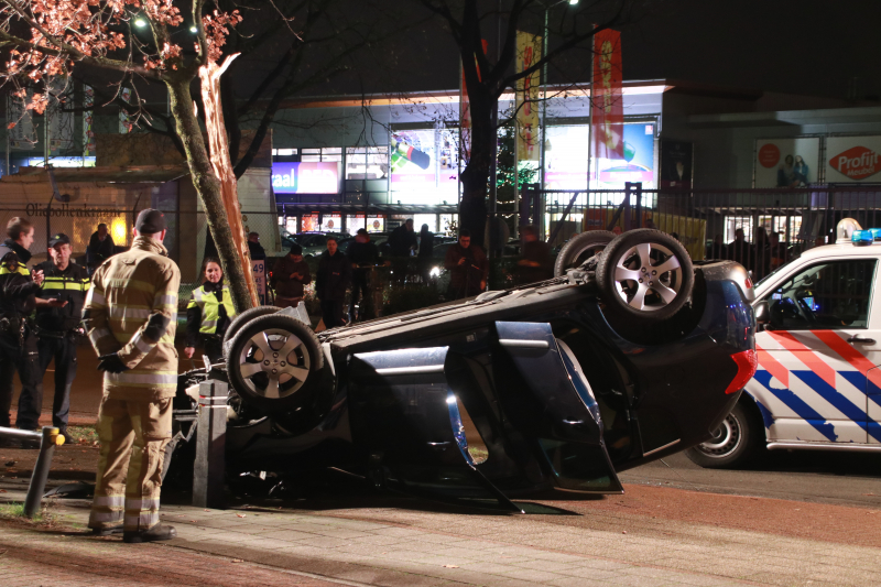 Auto belandt op zijn dak
