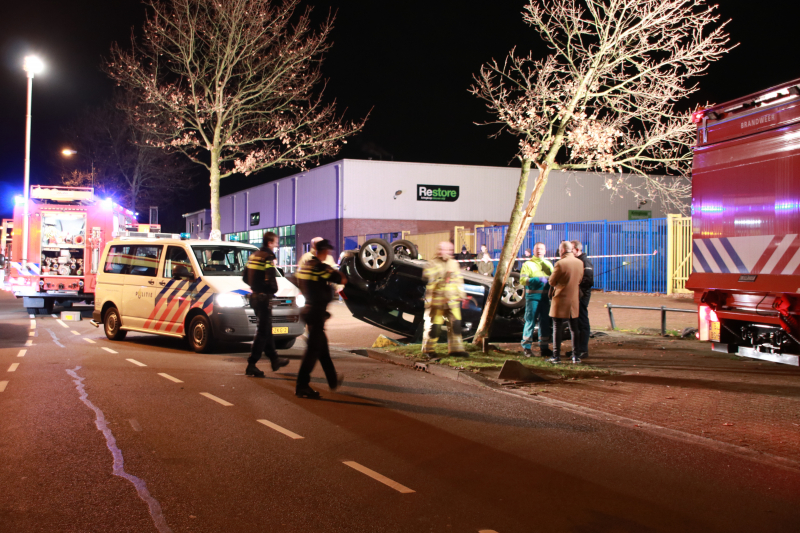 Auto belandt op zijn dak