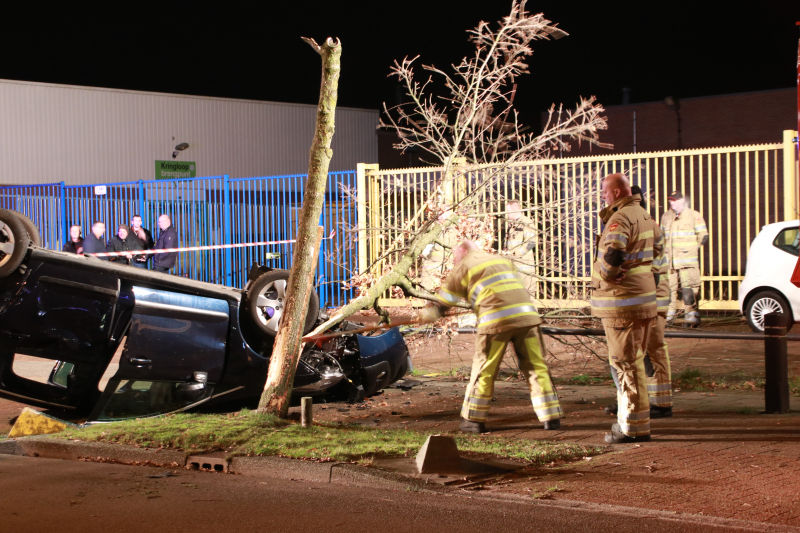 Auto belandt op zijn dak