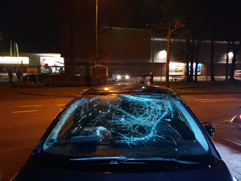 Auto belandt op zijn dak