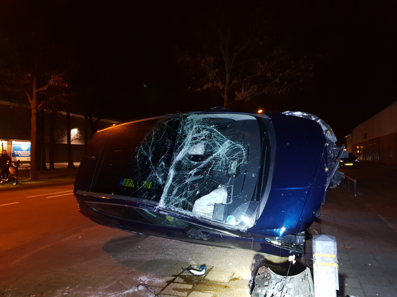 Auto belandt op zijn dak