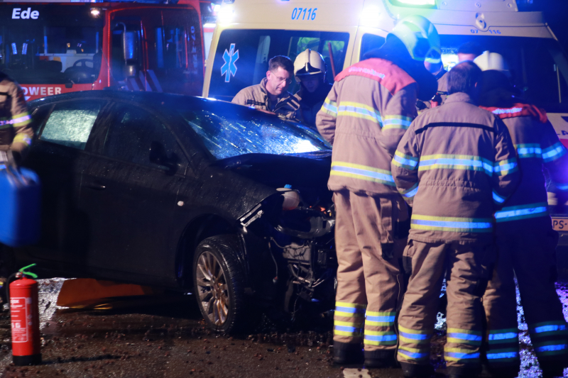 Auto botst op boom, een zwaargewonde