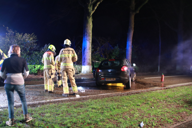 Auto botst op boom, een zwaargewonde