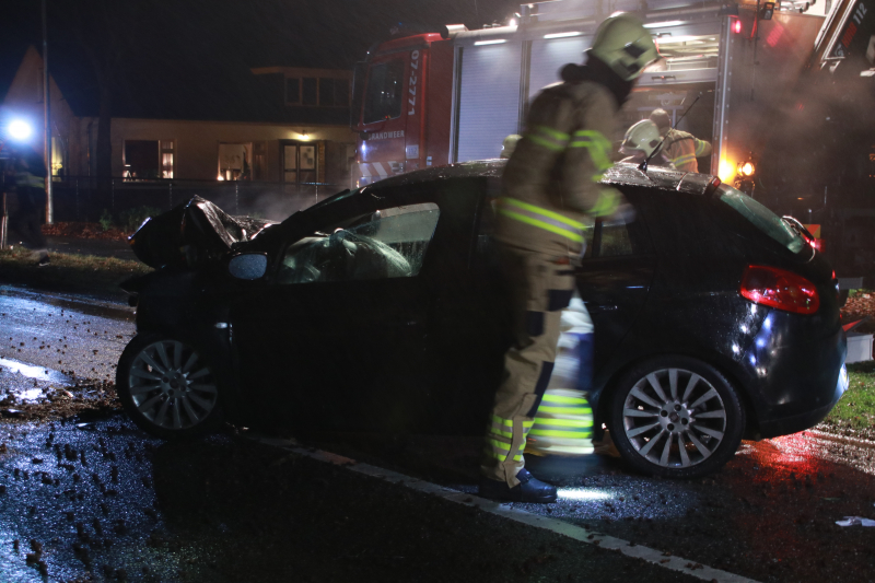 Auto botst op boom, een zwaargewonde
