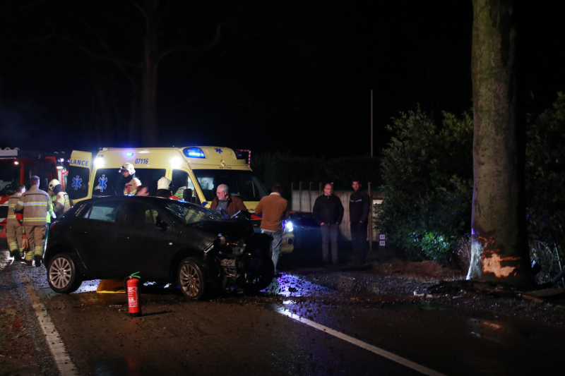 Auto botst op boom, een zwaargewonde