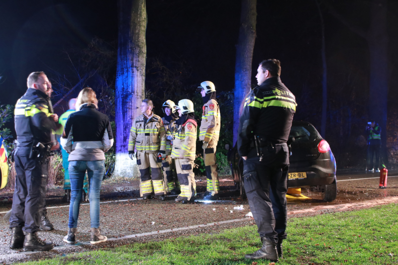 Auto botst op boom, een zwaargewonde