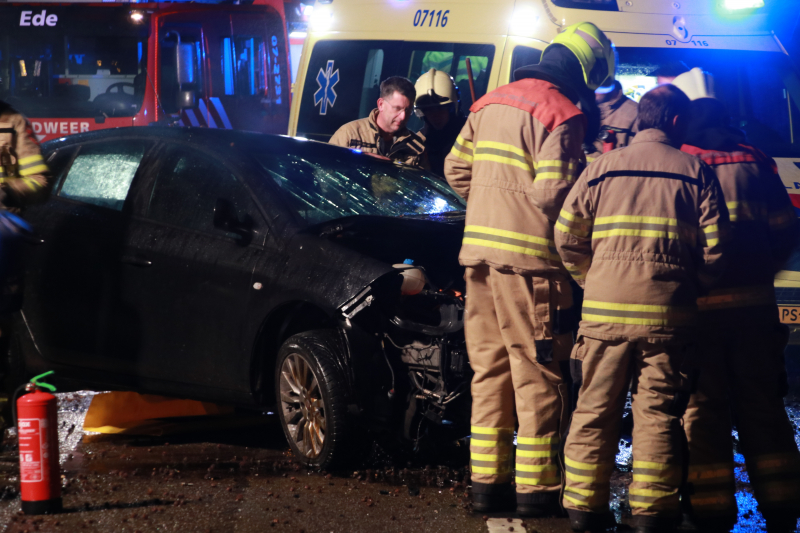 Auto botst op boom, een zwaargewonde