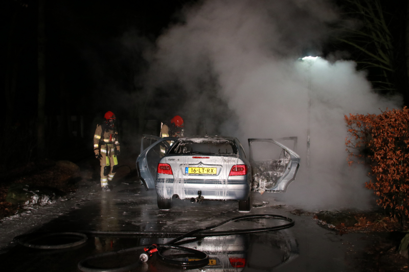 Auto fikt uit op vakantiepark De Eemhof