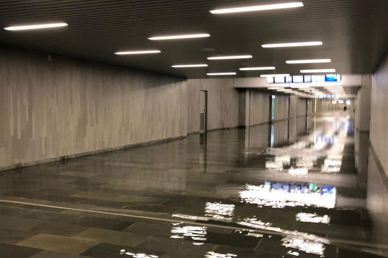 Waterlekkage zet runnen Utrecht Centraal onderwater