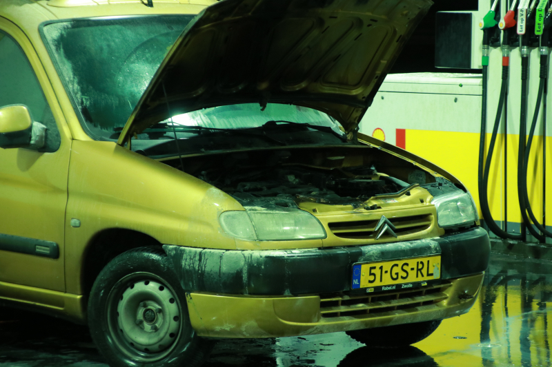 Auto vat vlam tijdens tankbeurt