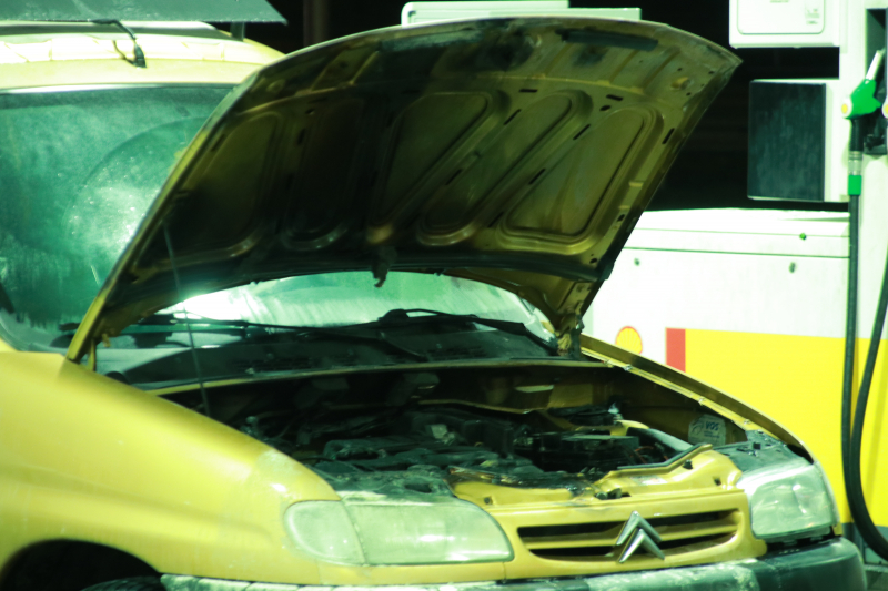 Auto vat vlam tijdens tankbeurt