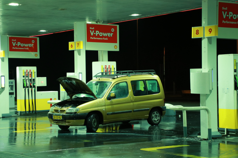 Auto vat vlam tijdens tankbeurt