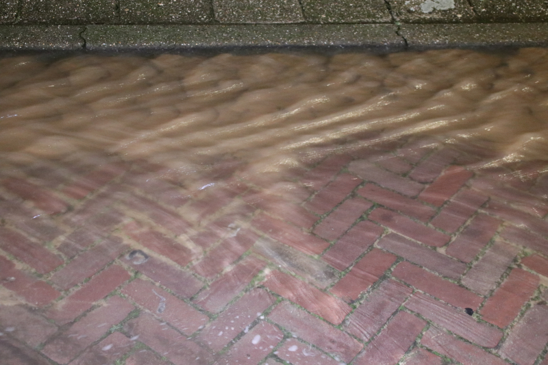 Krantenbezorger valt in sinkhole