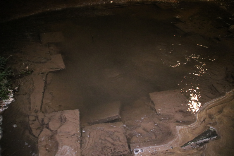 Krantenbezorger valt in sinkhole