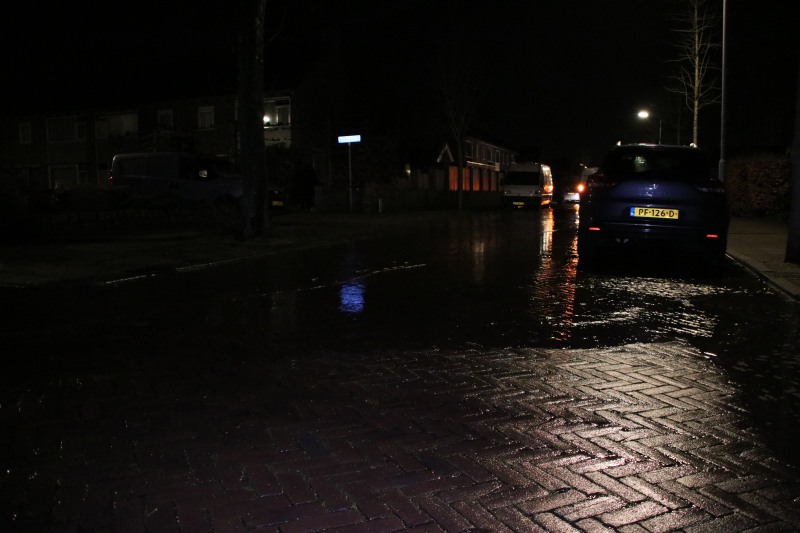 Krantenbezorger valt in sinkhole