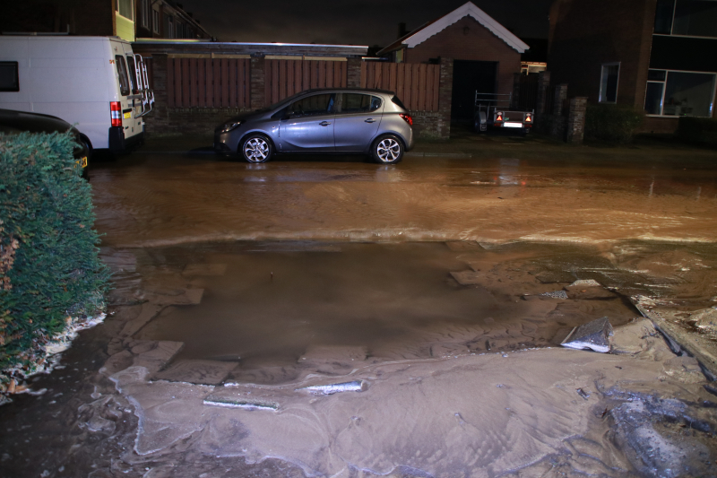 Krantenbezorger valt in sinkhole