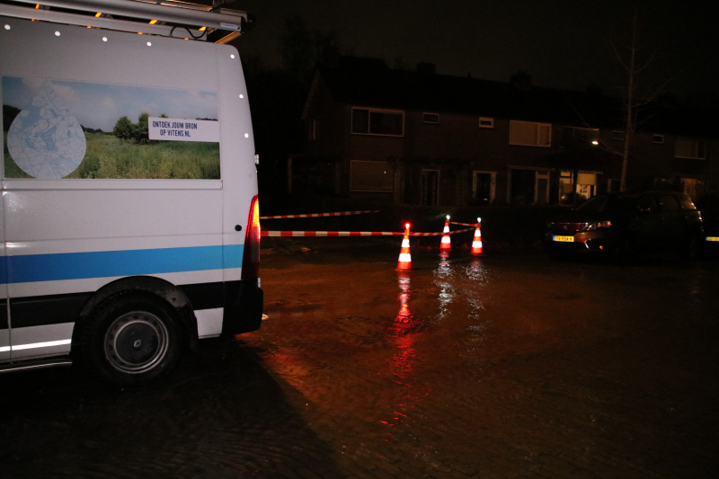 Krantenbezorger valt in sinkhole