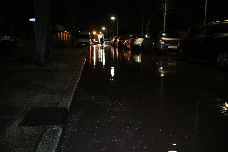 Krantenbezorger valt in sinkhole