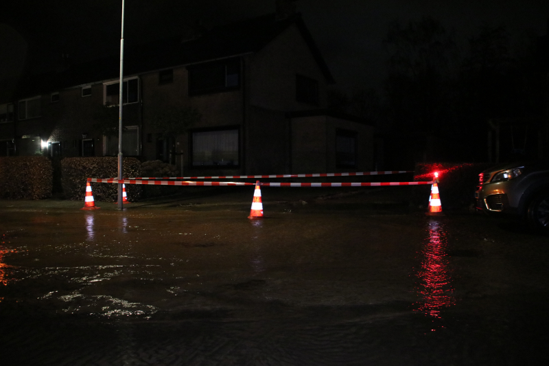 Krantenbezorger valt in sinkhole