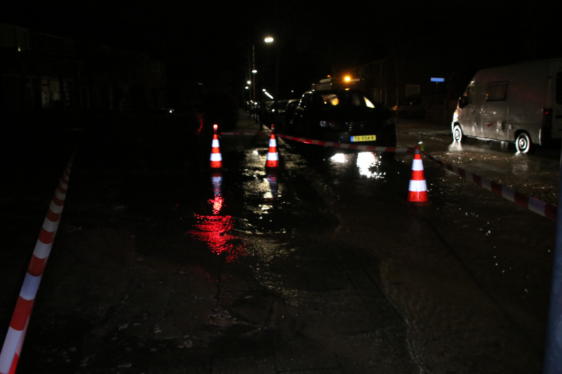 Krantenbezorger valt in sinkhole