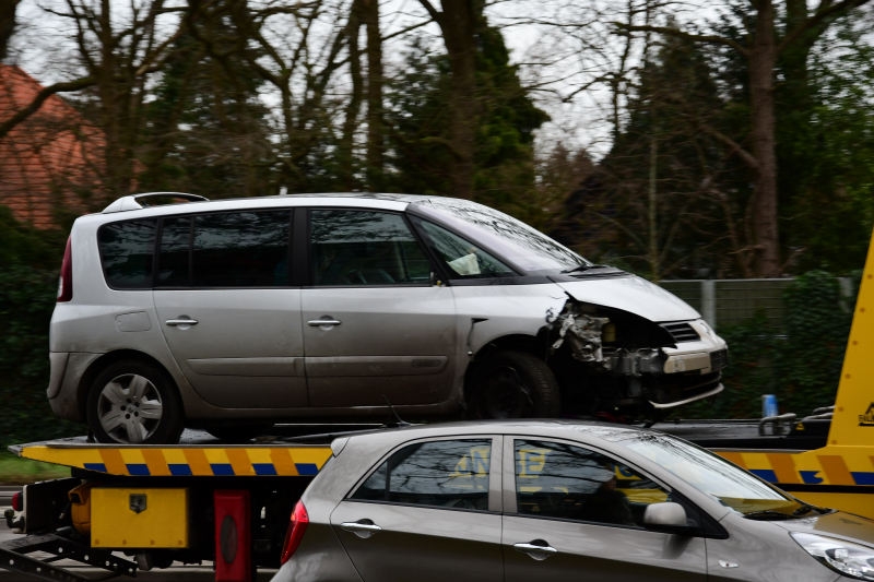 Auto zwaar beschadigd na botsing op lantaarnpaal