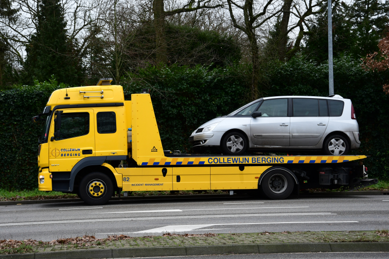 Auto zwaar beschadigd na botsing op lantaarnpaal