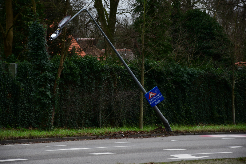 Auto zwaar beschadigd na botsing op lantaarnpaal