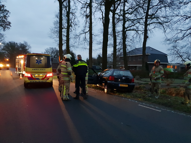 Gewonde bij botsing tegen boom