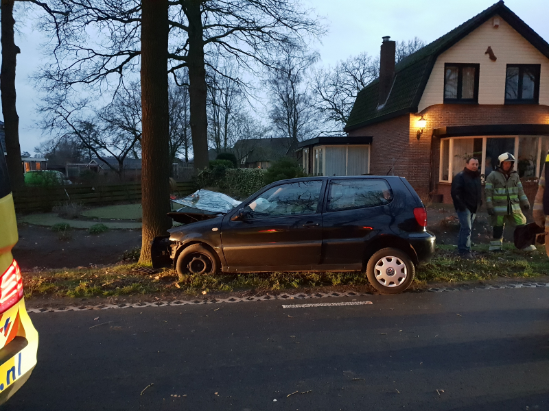 Gewonde bij botsing tegen boom