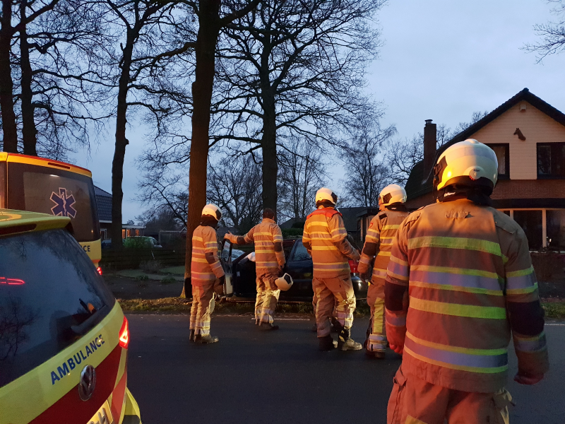 Gewonde bij botsing tegen boom