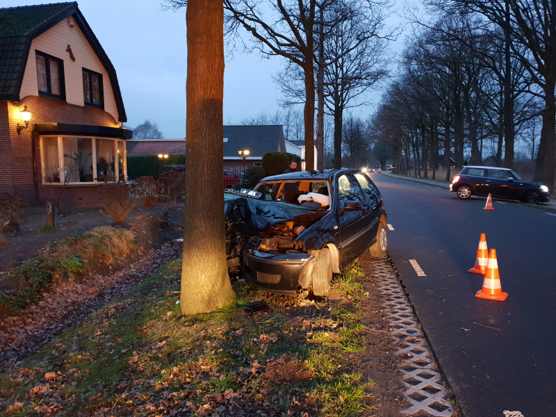 Gewonde bij botsing tegen boom