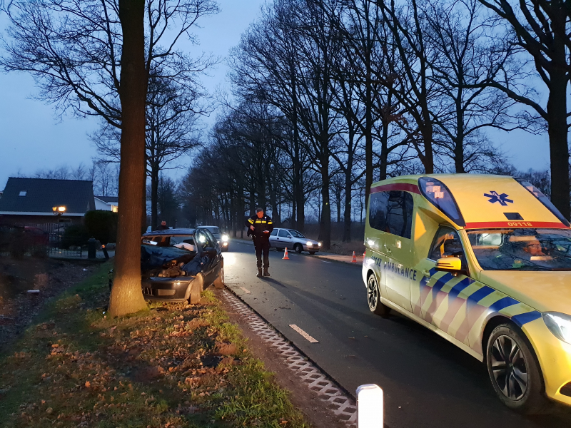 Gewonde bij botsing tegen boom