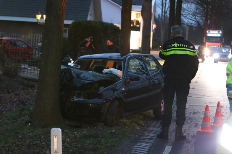 Gewonde bij botsing tegen boom