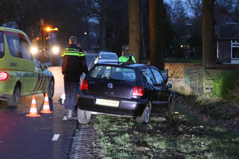 Gewonde bij botsing tegen boom
