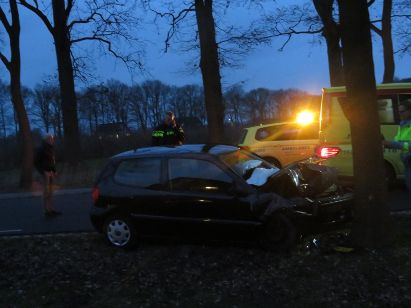 Gewonde bij botsing tegen boom