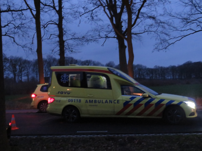 Gewonde bij botsing tegen boom
