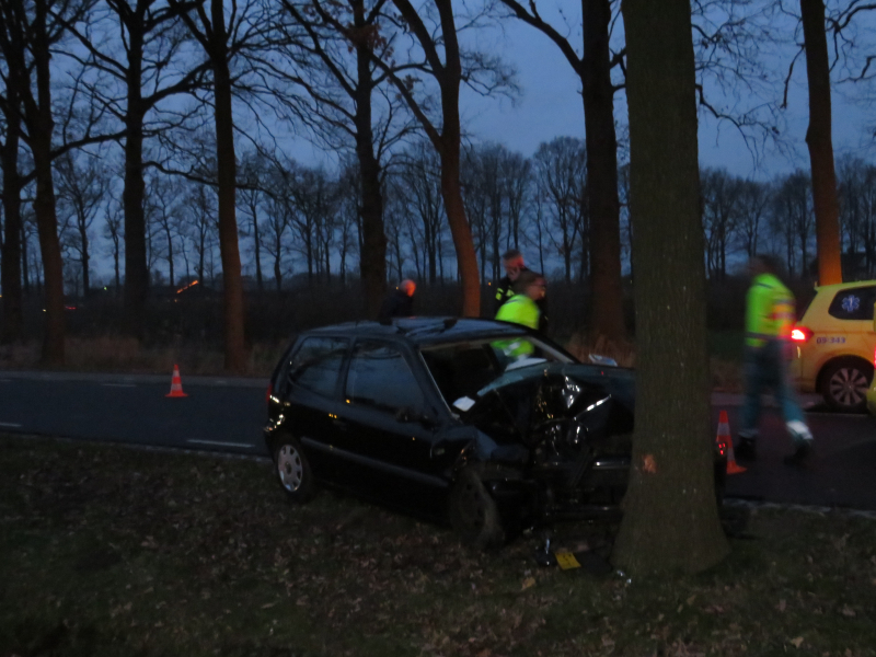 Gewonde bij botsing tegen boom