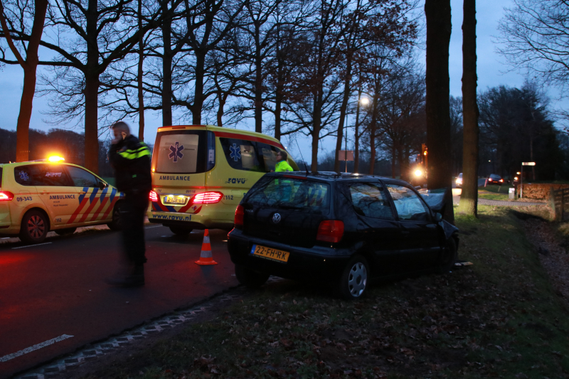 Gewonde bij botsing tegen boom