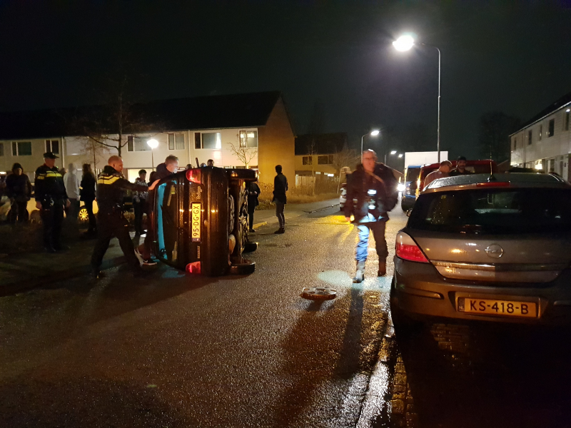 Bestuurster bekneld na auto op zijn kant
