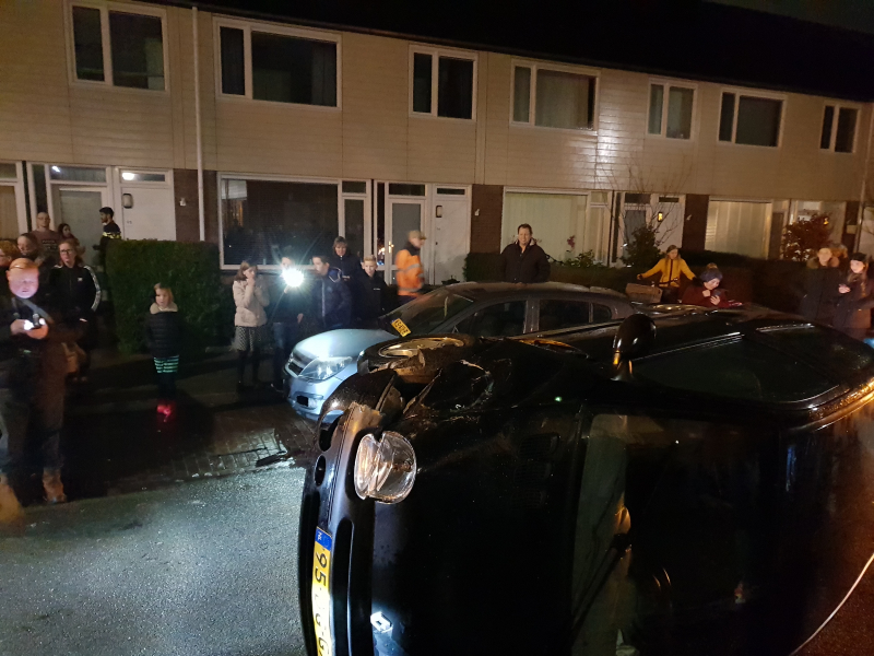 Bestuurster bekneld na auto op zijn kant