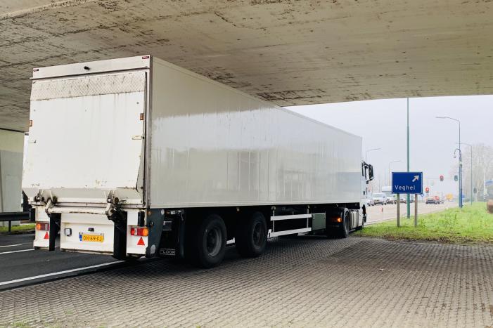 Auto belandtt in bosschages na aanrijding met vrachtwagen