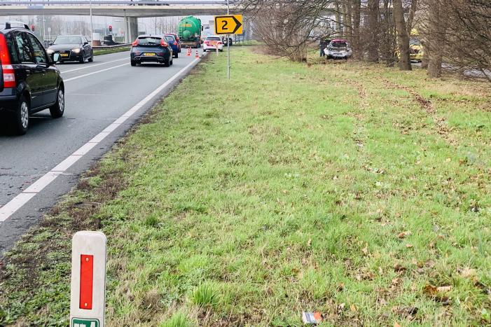 Auto belandtt in bosschages na aanrijding met vrachtwagen