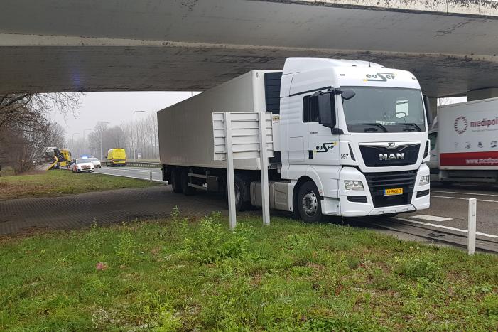 Auto belandtt in bosschages na aanrijding met vrachtwagen